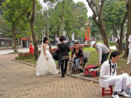 Suasana di sekitar Danau Hoan Kiem di kota Hanoi - ảnh 5